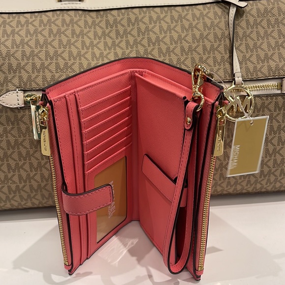 MICHAEL KORS LARGE DOUBLE ZIP WRISTLET WALLET PHONE CASE CLUTCH
Tea Rose NWT - Picture 15 of 16